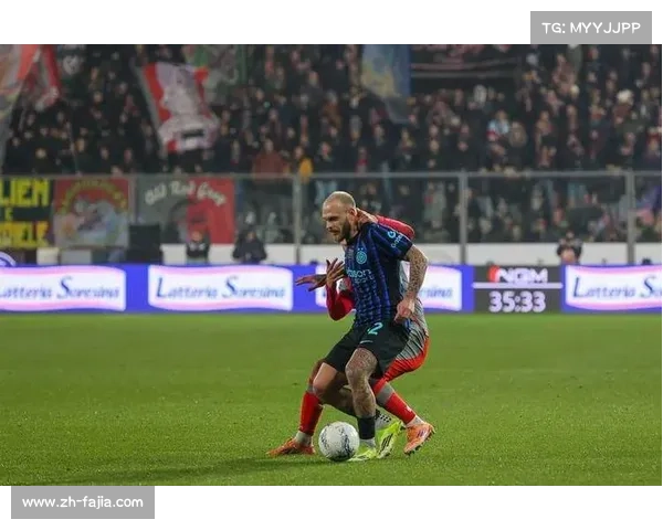 国米球迷烟花误伤克雷莫纳门将奥代罗，比赛一度中断引发争议